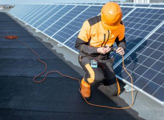 Proces instalacji fotowoltaicznych krok po kroku: Jak zacząć korzystać z energii słonecznej?