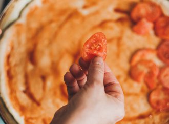 Dodanie ulubionych składników do ciasta może bardziej wydobyć pikantne smaki w pizzy